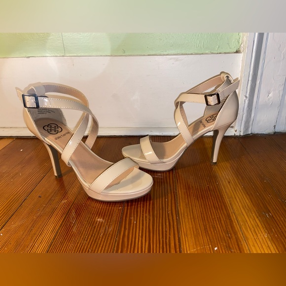 Neutral high heels - Picture 2 of 4